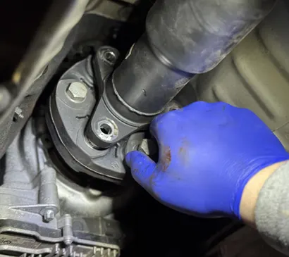 Servisní práce na kardanové hřídeli BMW