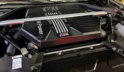 Motorový prostor BMW M Power po servisu