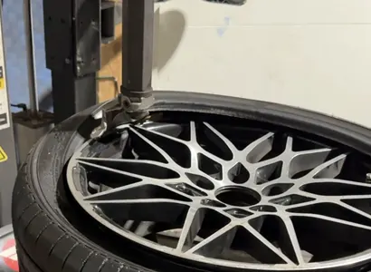 Přezouvání pneumatiky na litém kole BMW